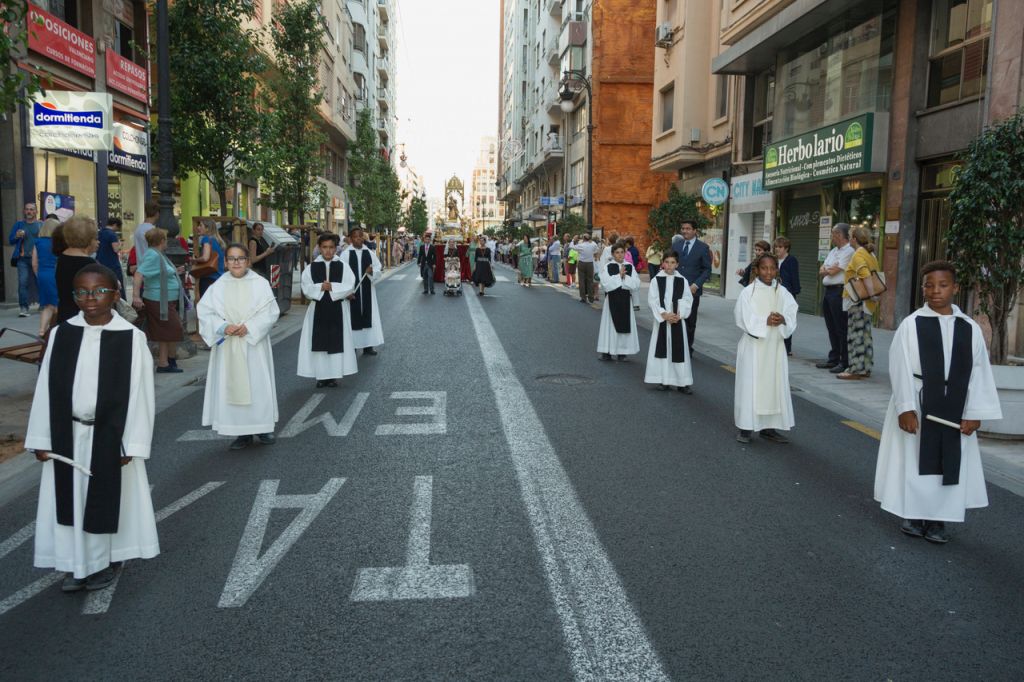  La “procesión de los niños” de la Calle San Vicente conmemora el primer orfanato del mundo, fundado en Valencia por san Vicente Ferrer en 1410