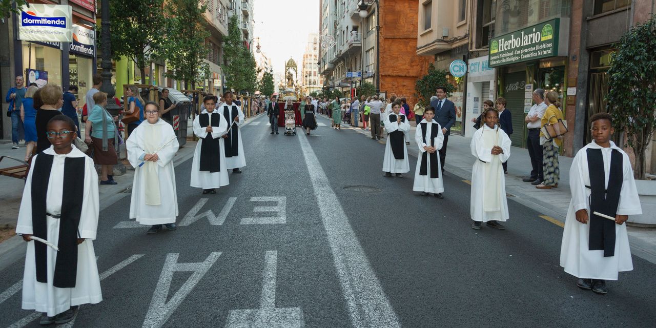  La “procesión de los niños” de la Calle San Vicente conmemora el primer orfanato del mundo, fundado en Valencia por san Vicente Ferrer en 1410