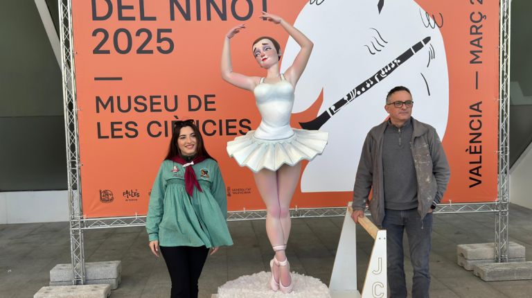 La Exposición del Ninot, que se abre al público el sábado, recibe las primeras figuras 